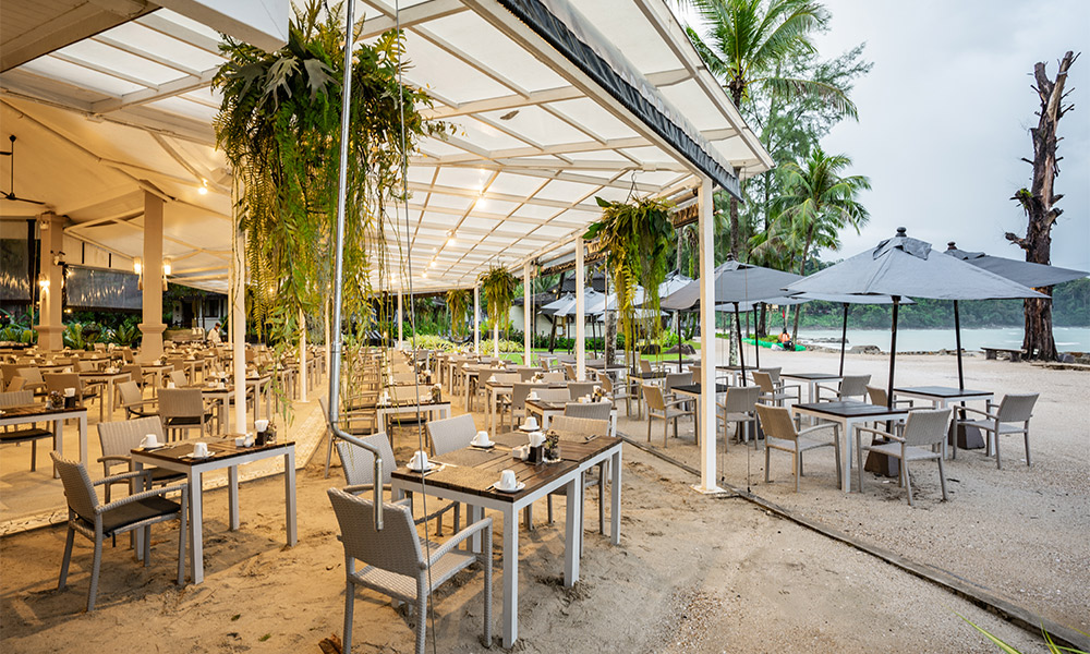 Malila Restaurant Speisen im Freien Restaurant mit Blick auf Strand und Meer