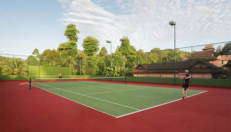 Haus eigener Tennisplatz