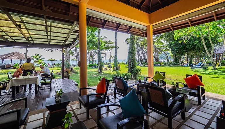 Veranda-Beachside-Restaurant-im Hotel Merlin Resort Khao Lak.jpg